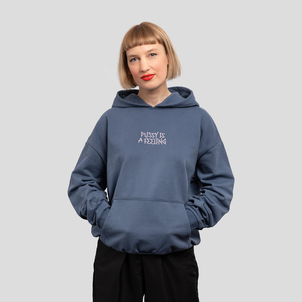 PUSSY IS A FEELING x MISHA oversize mikina vo farbe vintage blue