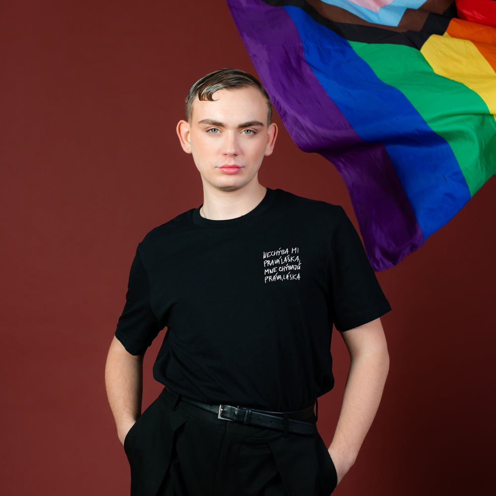 BÁSNENIE "Nechýba mi pravá láska, mne chýbajú práva, láska." BLACK T-SHIRT WITH EMBROIDERY